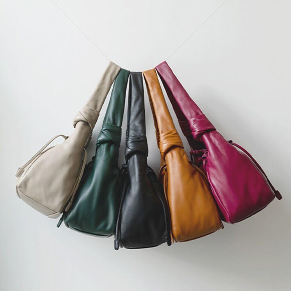 VW베라왕 22FW 램스킨 셔링 호보백