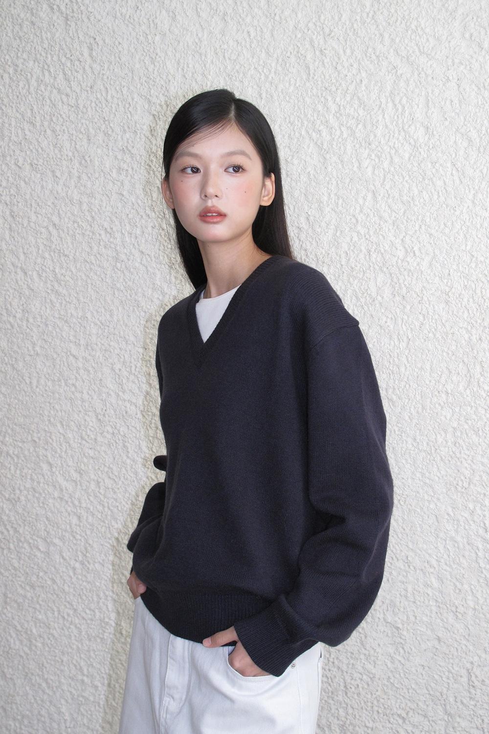 [10월24일 순차출고 예정] (woman) 에센셜 브이넥 니트_Navy