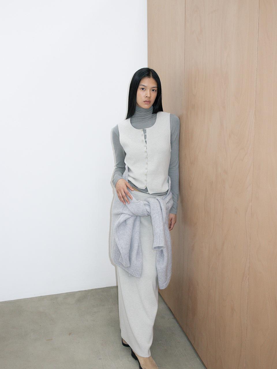 BUTTON DOWN SLEEVELESS KNIT TOP [GREY]