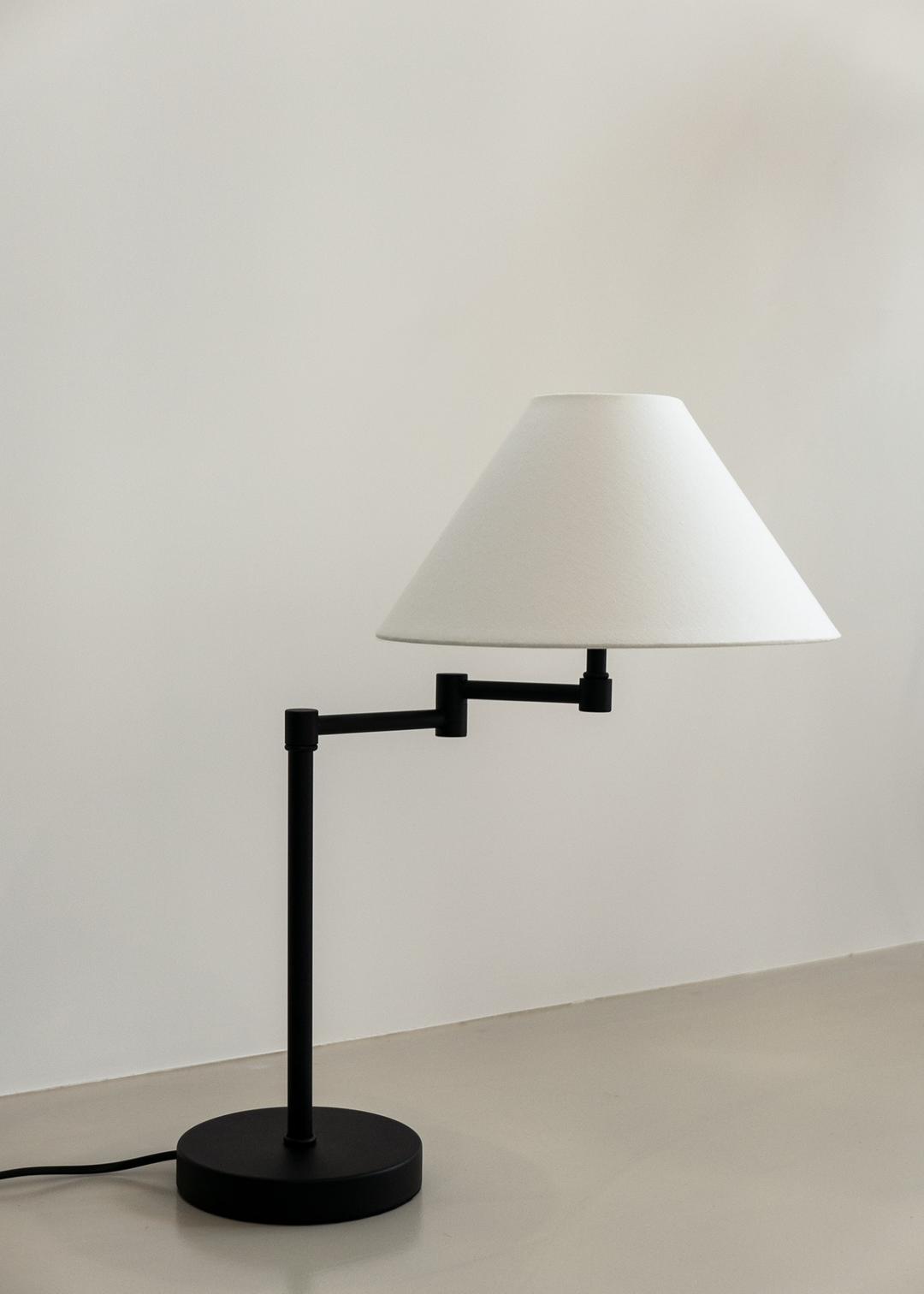 Line Stand Lamp Black