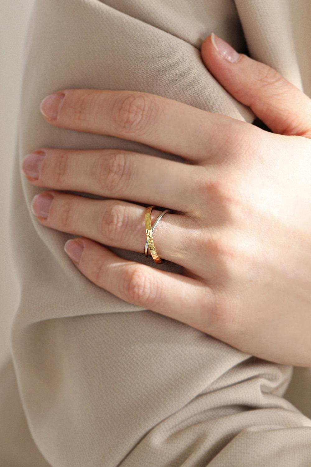 two-tone loop ring R035