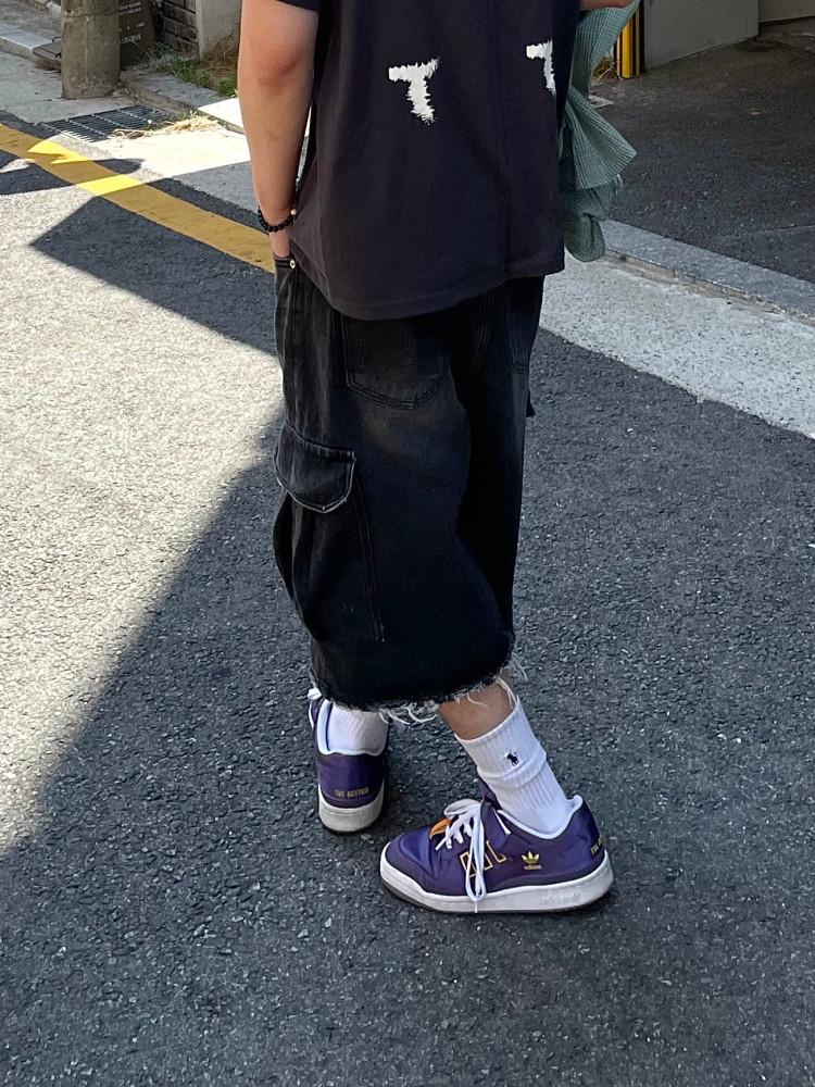 포켓 커팅 블랙 하프데님