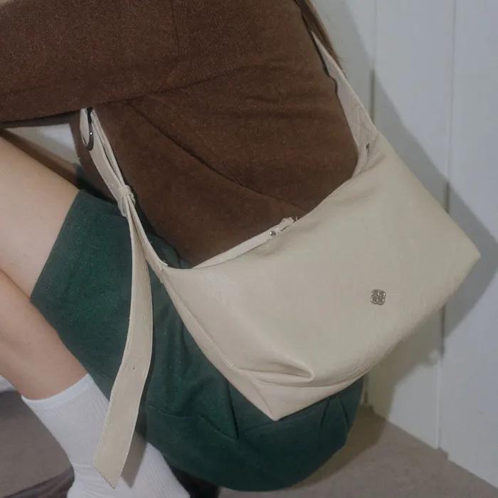 테일 버클 호보백_아이보리