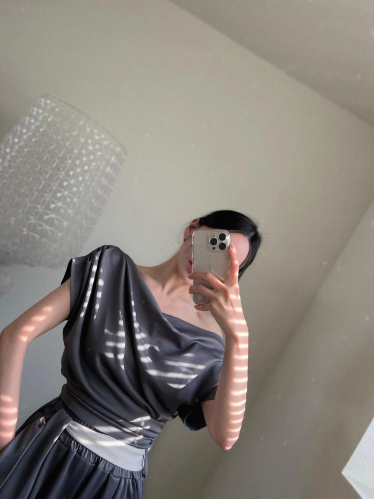 뉴블룸 넥 드레이프 블라우스