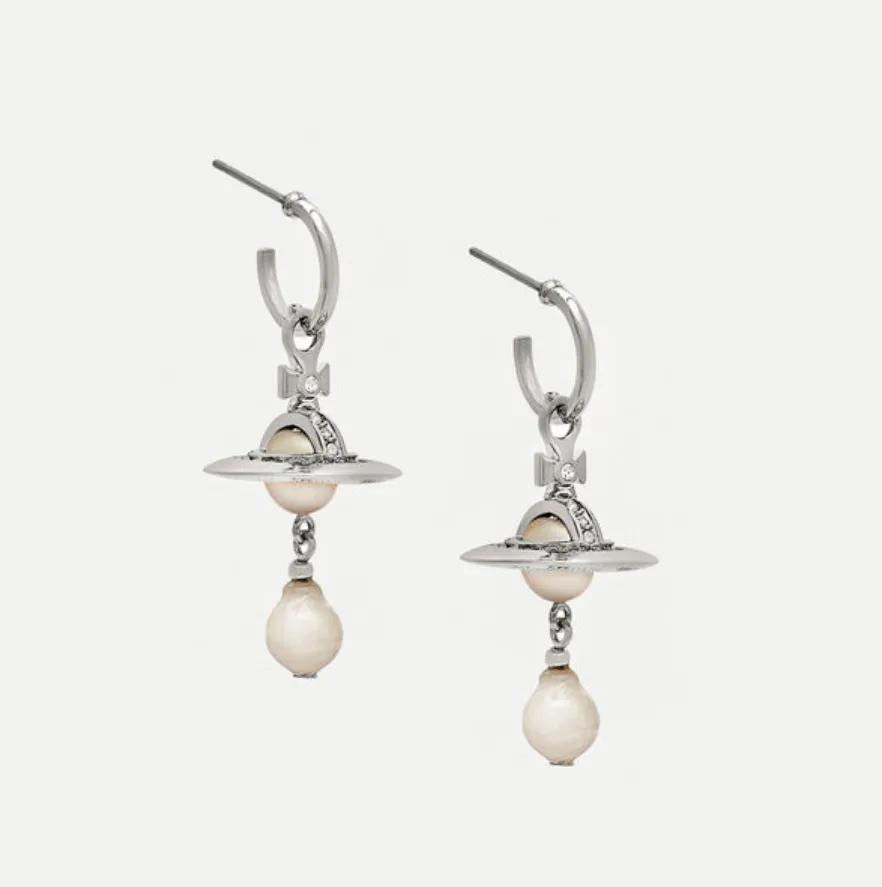 비비안웨스트우드 알렉사 진주 드롭 귀걸이 실버