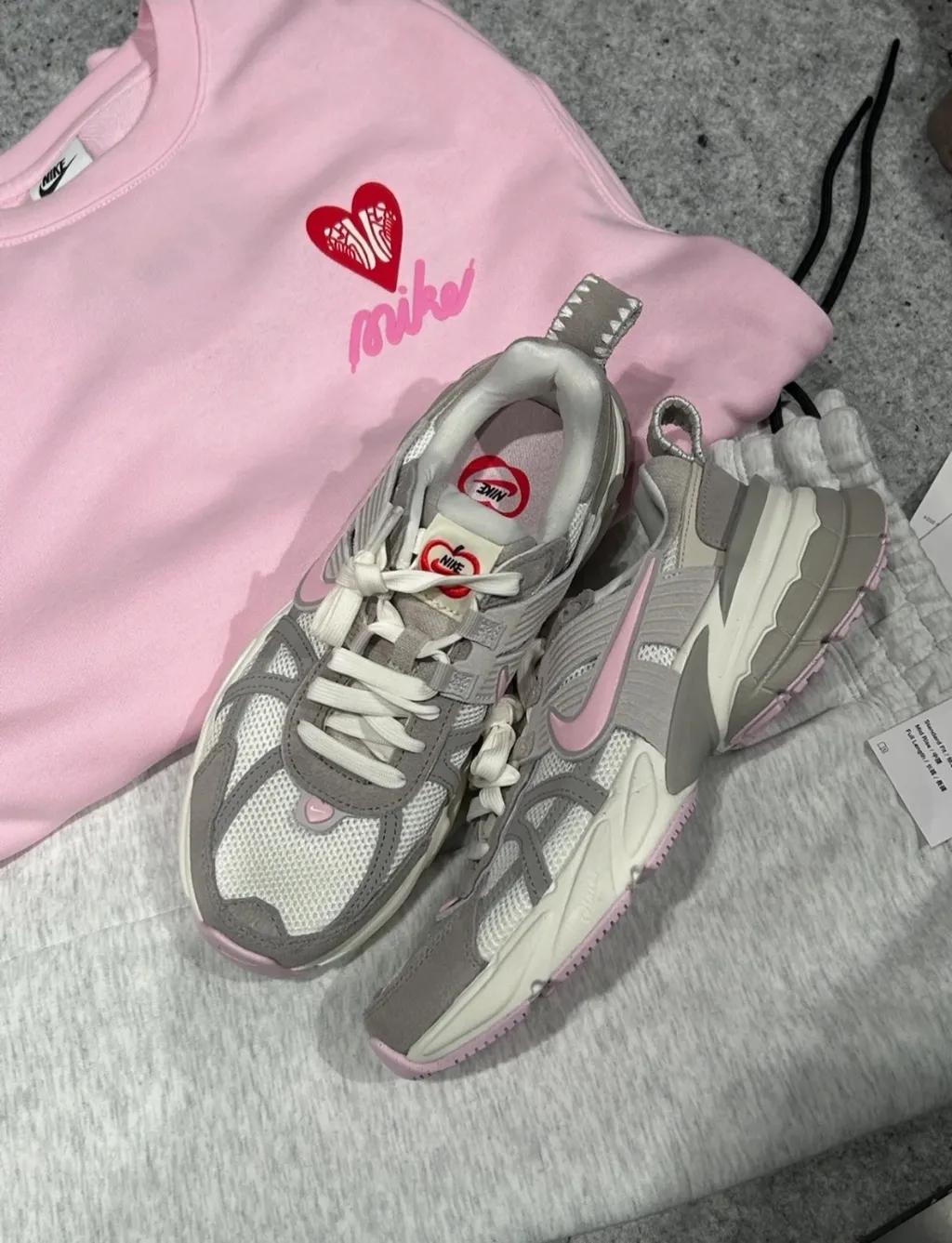 [25년 신상] 나이키 V2K 런 발렌타인 데이 에디션 우먼스 HV5997-161