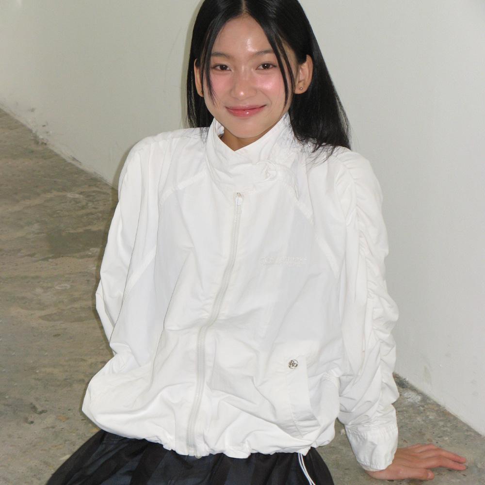 BUCKLE SHIRRING WIND JUMPER IVORY