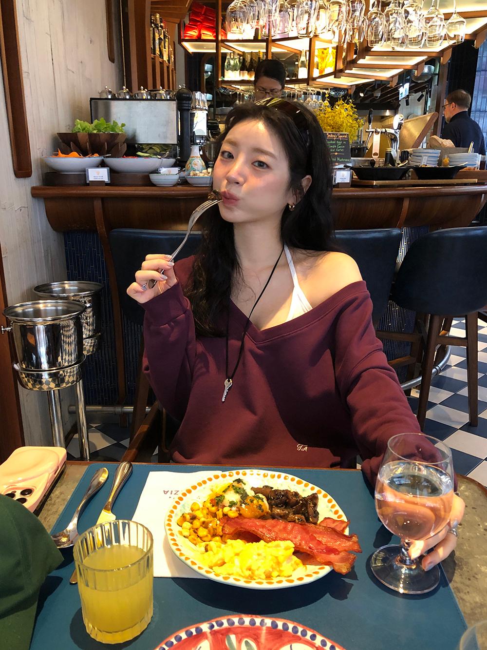 트렌디어패럴 [오늘출발🚛/스프링🌷/MADE] TA 딥 브이 맨투맨