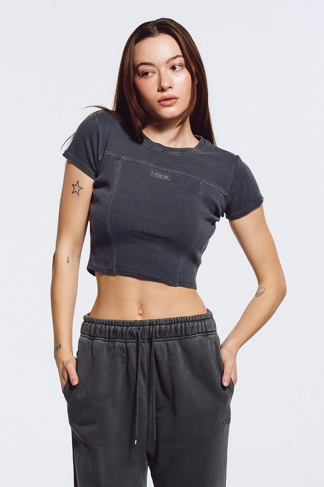 에센셜 리브드 피그먼트 크롭 숏 슬리브 (Pigment Charcoal)