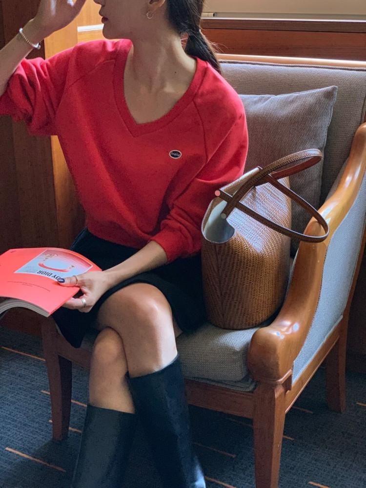 가을 브이넥 레글런 자수 맨투맨