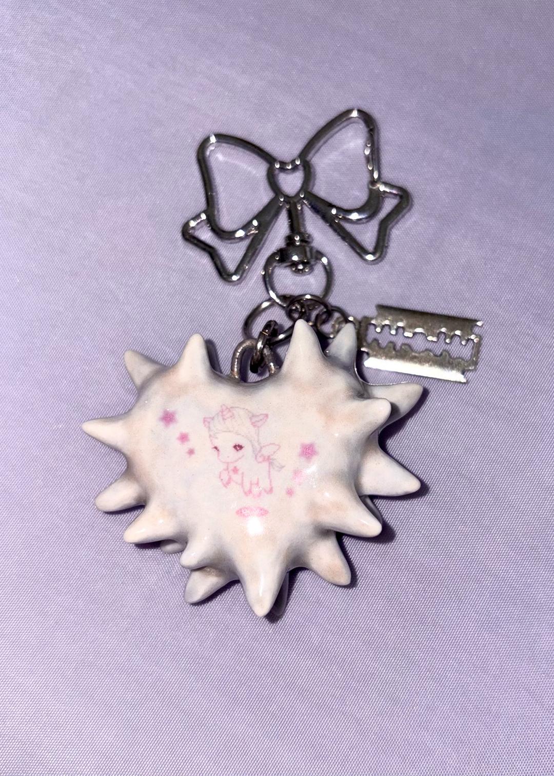 슈가스쿱 UNICORN POINTED HEART CERAMIC KEY-CHAIN (LIGHT GREY)