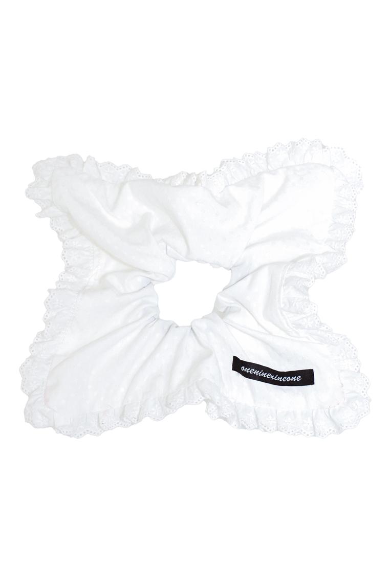SQUARE LACE SCRUNCHIE_DOTS WHITE