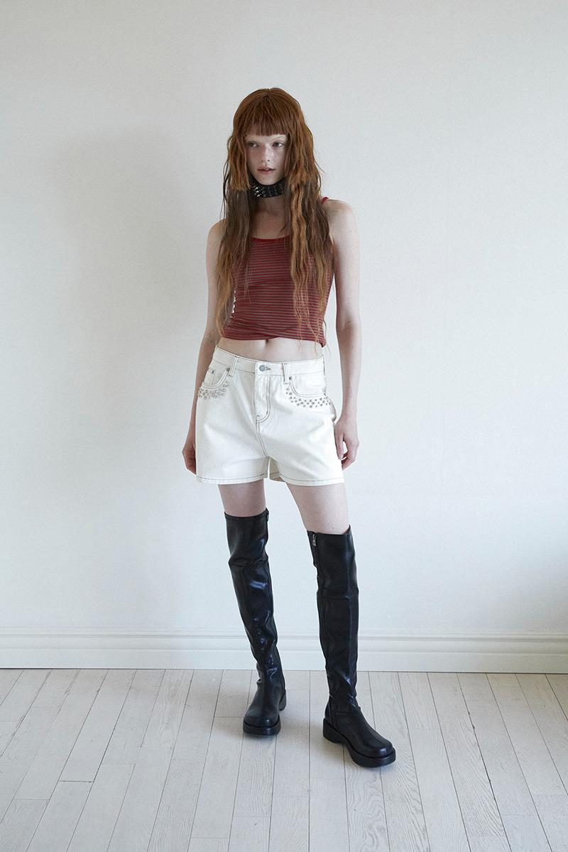 [7월8일 예약배송] STUD BLEACHED HALF JEANS