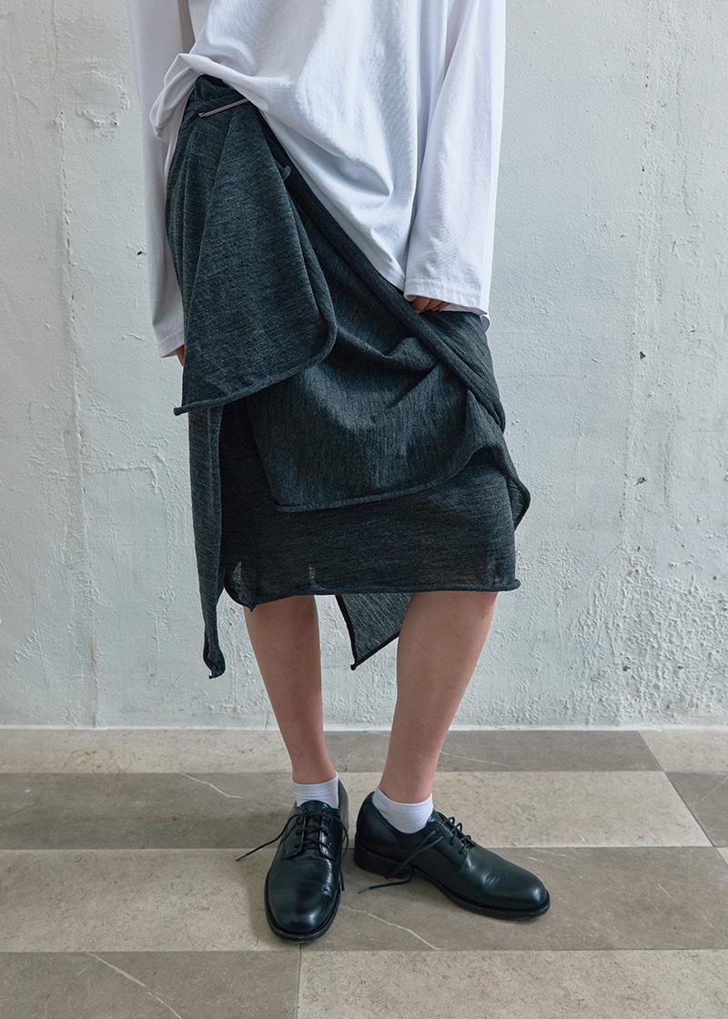 MINIMAL WOOL TEXTURE SHAWL IN CHARCOAL