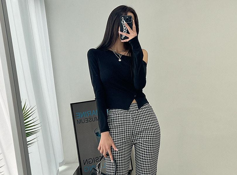 원숄더와 버튼으로 은근한 섹시미! 피스원티 오프숄더 오프숄더티 원숄더티 버튼티 섹시티 섹시룩 데일리룩 데이트룩 클럽룩 꾸안꾸룩