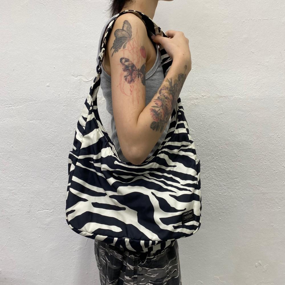 [중고] 요시다포터(YOSHIDA PORTER) 지브라패턴 폴리 숄더백
