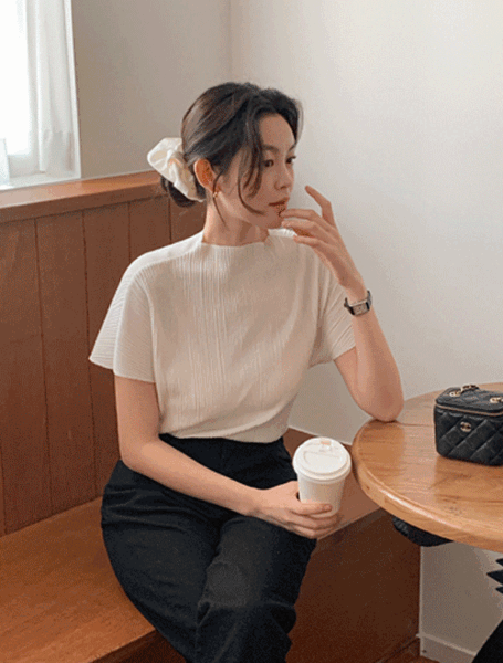 [티셔츠블라우스♥][made] 셀로 플리츠 하프넥 반팔 티 블라우스 (봄/여름/간절기/데일리/데일리룩/출근룩/데이트룩/하객룩/격식룩/오피스룩/벚꽃/개강/블라우스/여름블라우스/반팔/반팔블라우스/여름하객룩)
