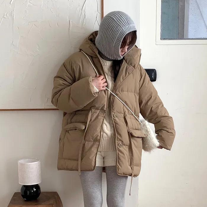 [알로하 PICK] 덕 다운 스트링 벨티드 하프 패딩 모카 MDJP025MOCHA