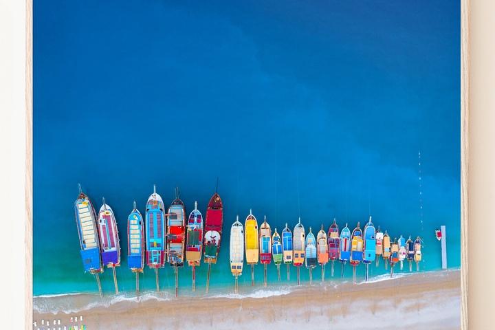 푸른 바다의 정박한 보트 여름 해안 바닷가 파도 사진 컬러풀한 액자