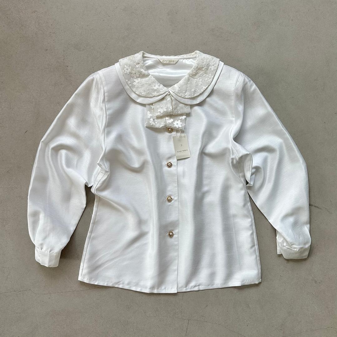 White flower velvet collar blouse