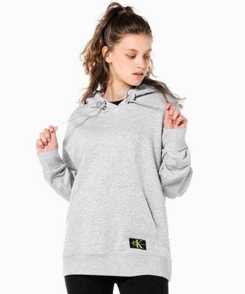 여 J217535 P01 라이트 그레이 루즈핏 CK 뱃지 그래픽 후드티