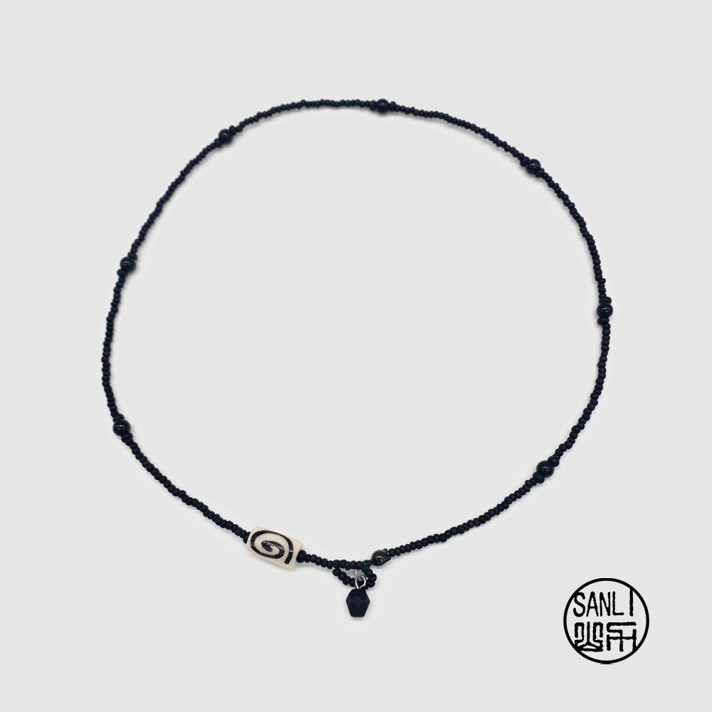 Spiral necklace (black)