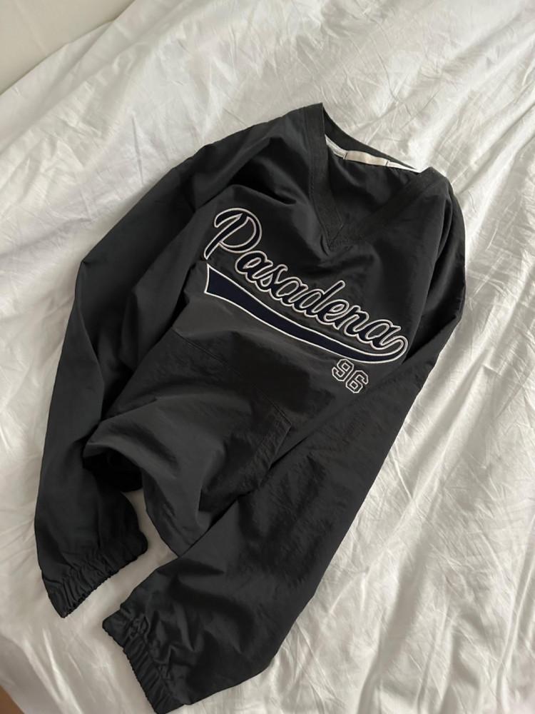 나일론 자수 레터링 루즈핏 브이넥 맨투맨