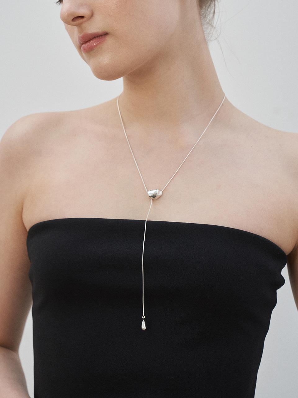 Fluid Moving Necklace