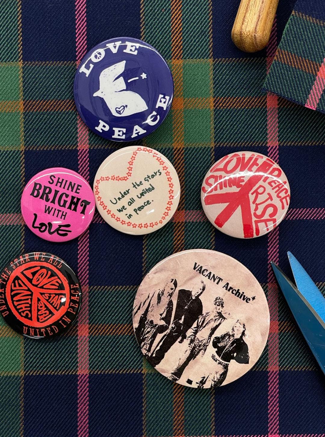 VACANT LOVE & PEACE BADGE BLUE