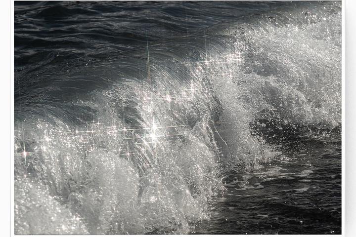 부서지는 파도의 빛을 담은 포스터, 꿈결같던 파도 #2