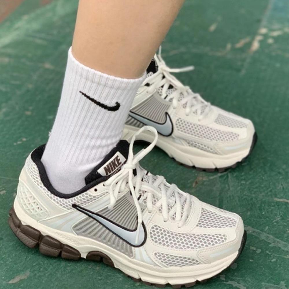 나이키 줌 보메로 5 오프 화이트 크림 팬텀 브라운 FJ2028-001