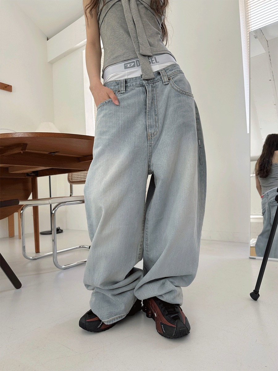Stitch pocket wide jeans