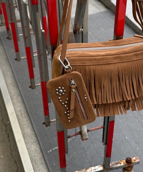 플라워 스터드 플랫 파우치 - 스웨이드 카멜