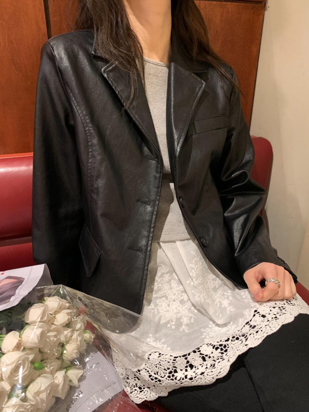 DW. 3-Button Crop Leather Jacket