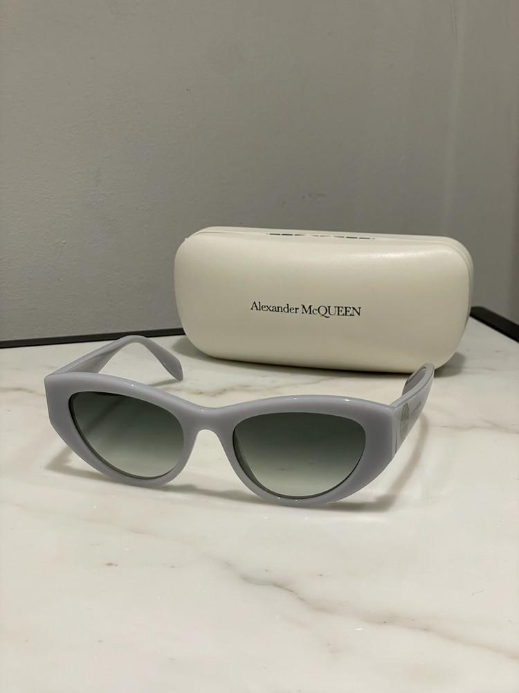 [영국직배송/특가] 알렉산더 맥퀸 SEAL 로고 캣아이 선글라스 LIGHT BLUE 721365 J0740 4115