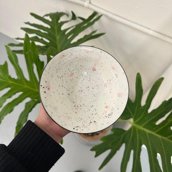 black spot & pink bowl