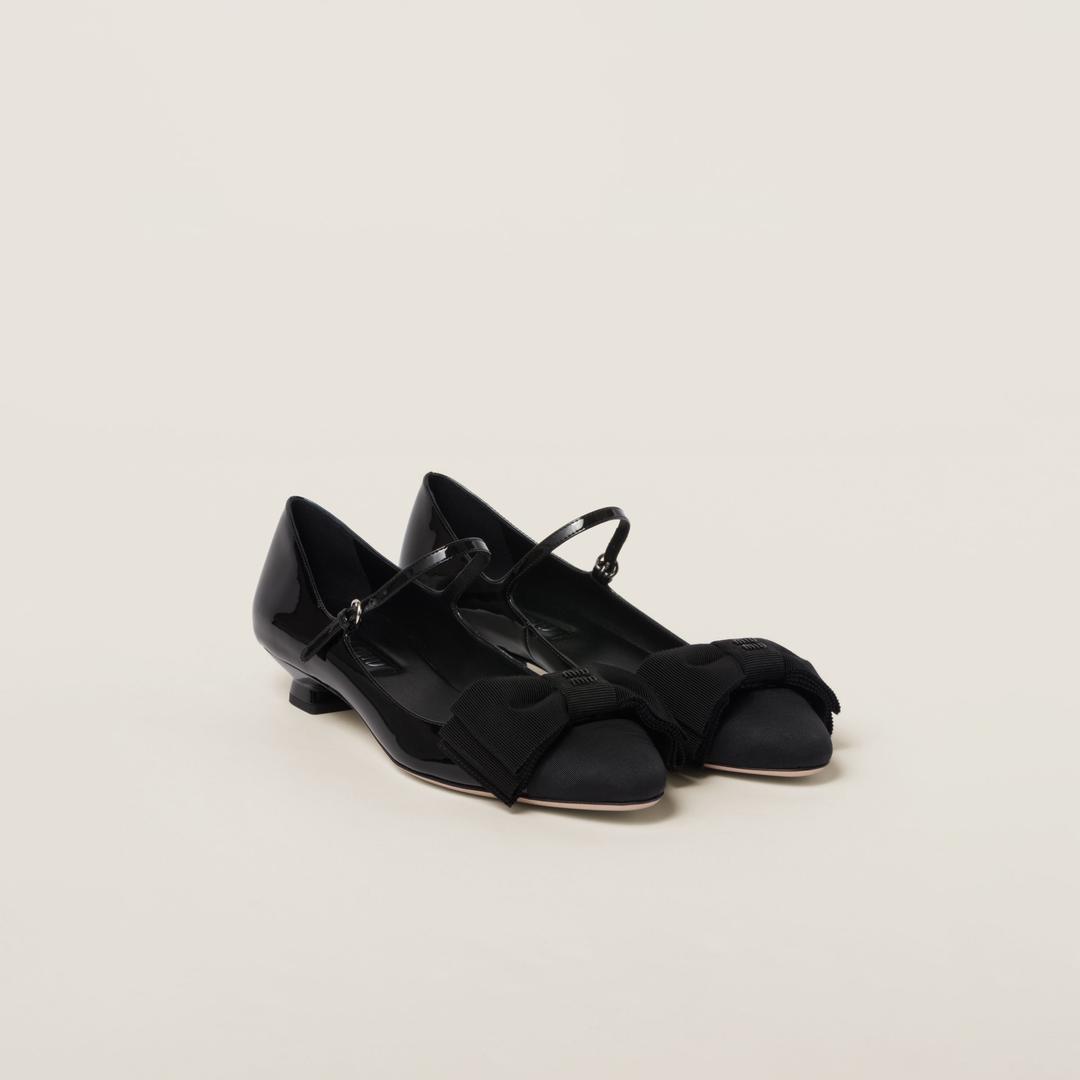 페이턴트 가죽 및 그로그랭 펌프스