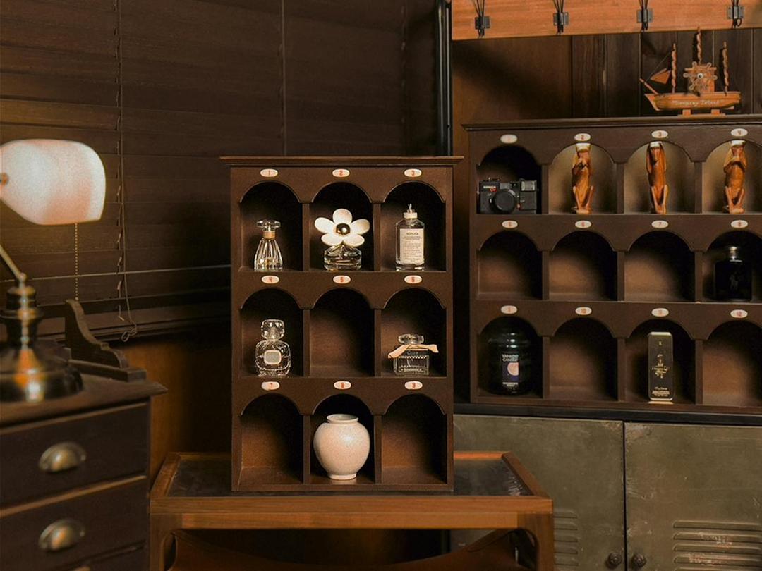 취미를 전시하는 원목 엔틱 수납장, HOBBY SHOP!