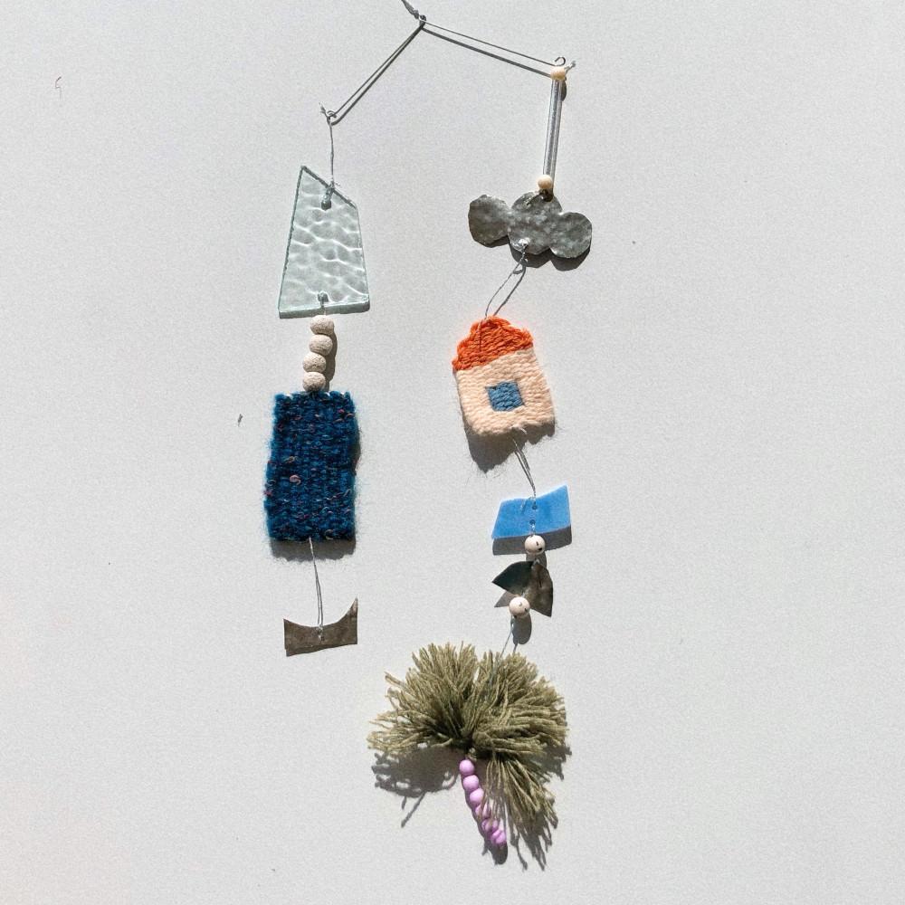 Weaving Mobile A, 데스파시오