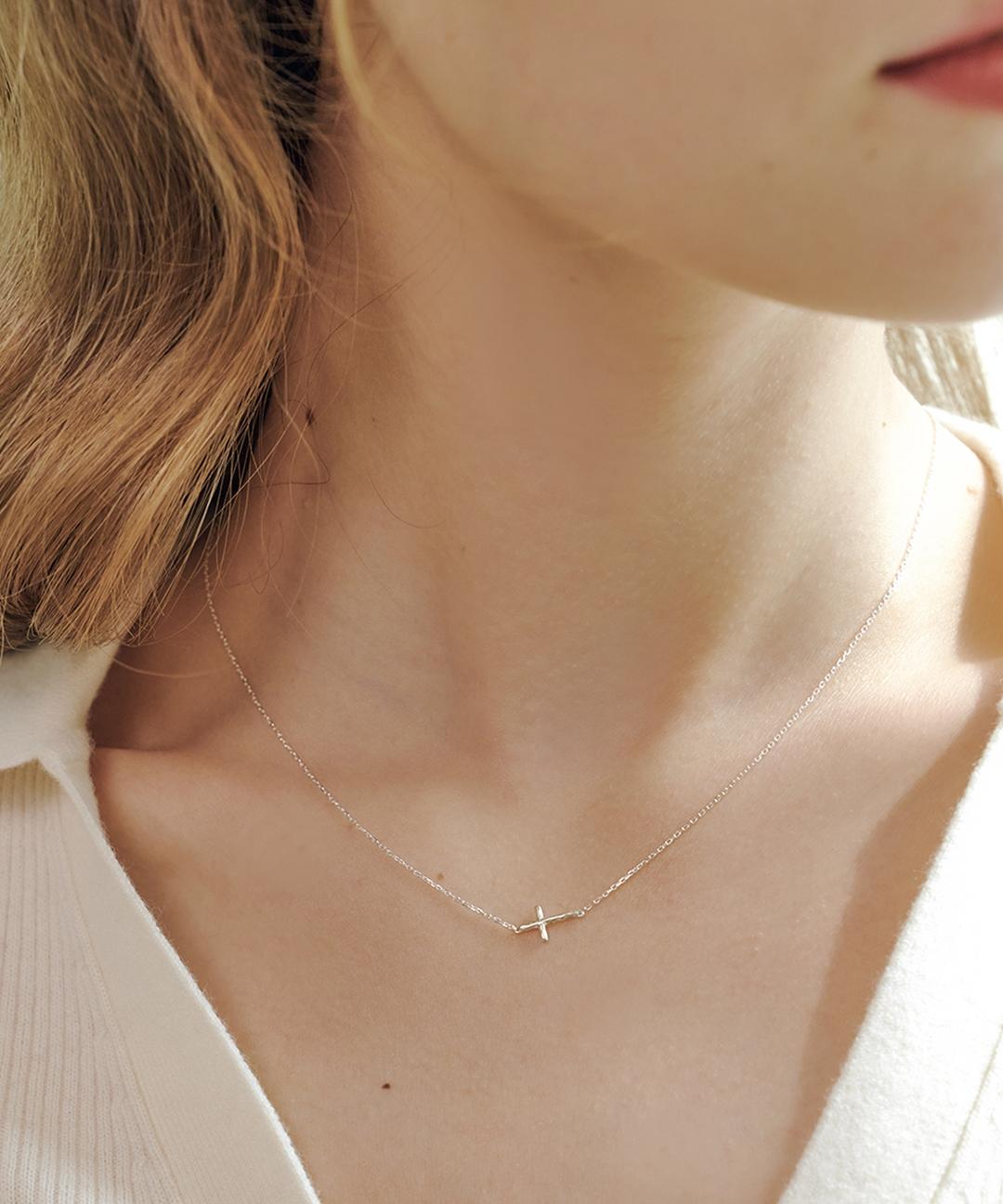 앵브록스 krisi cross necklace
