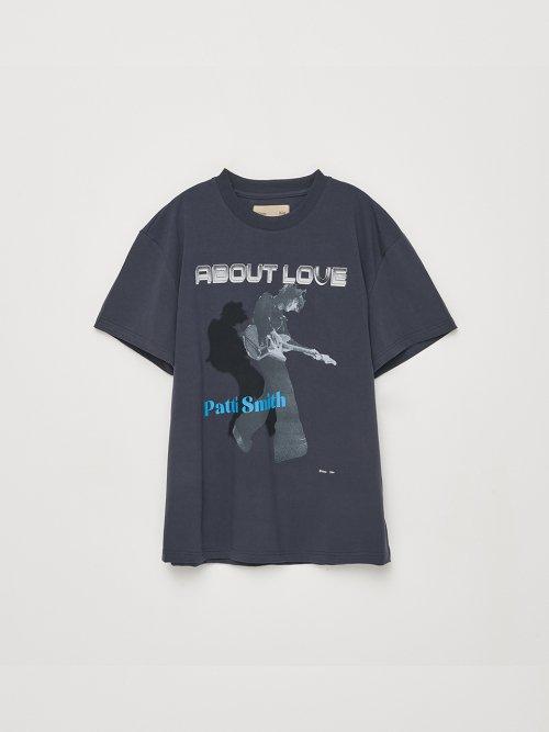 ABOUT LOVE GRAPHIC TOP IN CHARCOAL