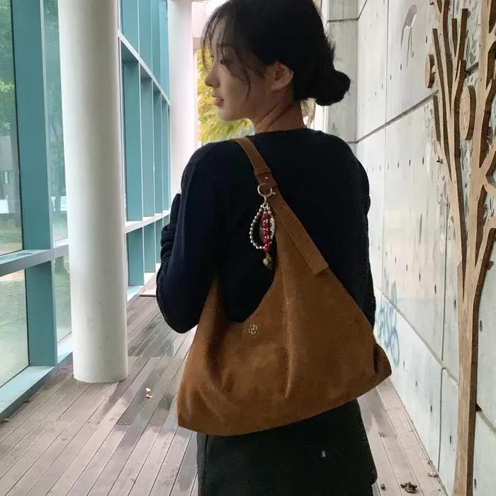 [2차리오더][29CM 단독]아이비 스웨이드 호보백_카멜