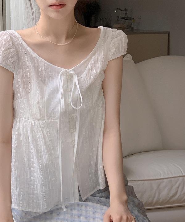 쇼퍼랜드 [여름][바캉스][휴양지] 에어리 플라워 자수 캡소매 여름 반팔 블라우스