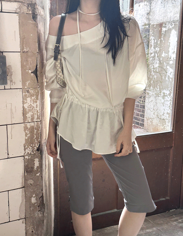 르에브 Boat neck strap blouse