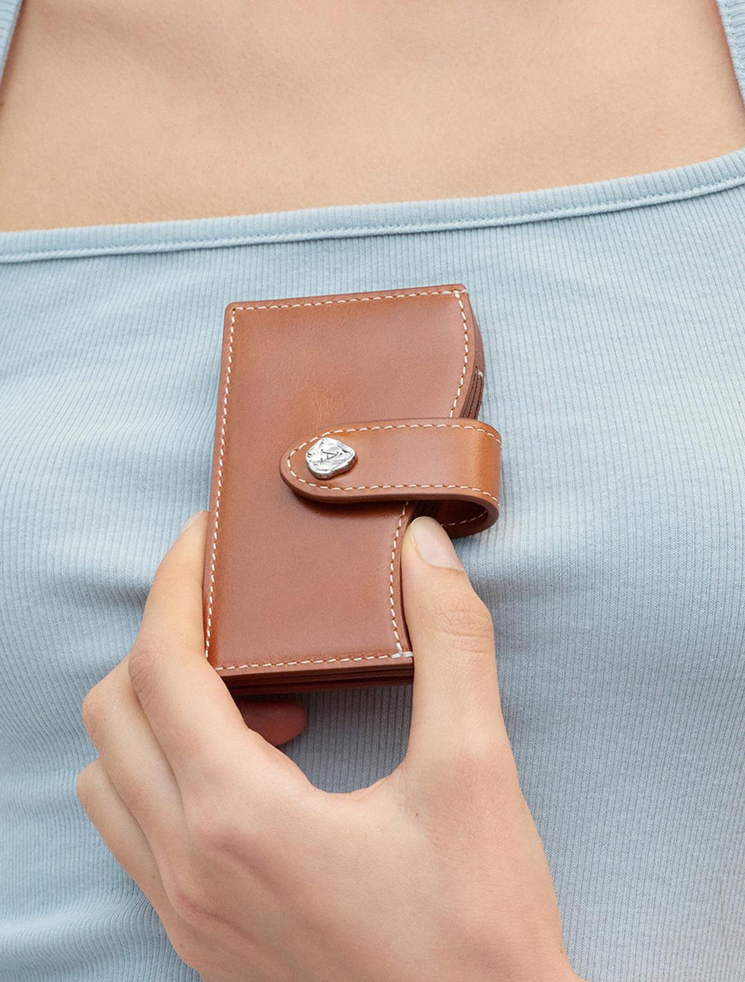 À 심볼 아코디언 카드 홀더 (브라운)