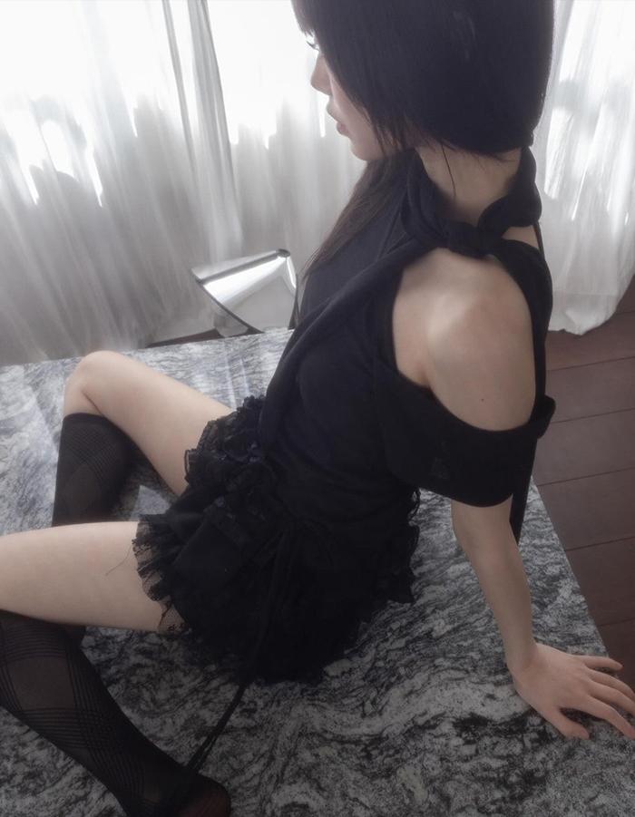Holter strap tie tee