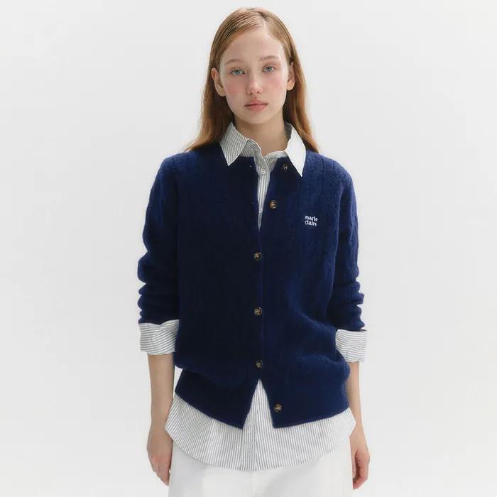 [12/2 순차배송] 베이직 로고 자수 케이블 가디건(MAFCKC13NNY)