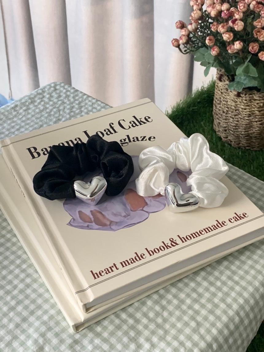 [누적 600개 돌파] 하트 메탈 새틴 곱창끈 스크런치 머리끈 (2 Color)