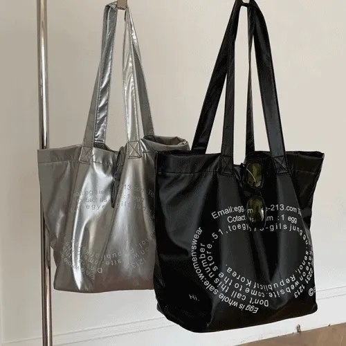 [키링증정/오늘출발🚀] y2k 힙 레터링 보부상 빅 숄더백 실버 가방 2color