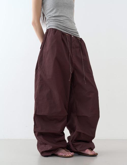 로웨어 over string parachute pants